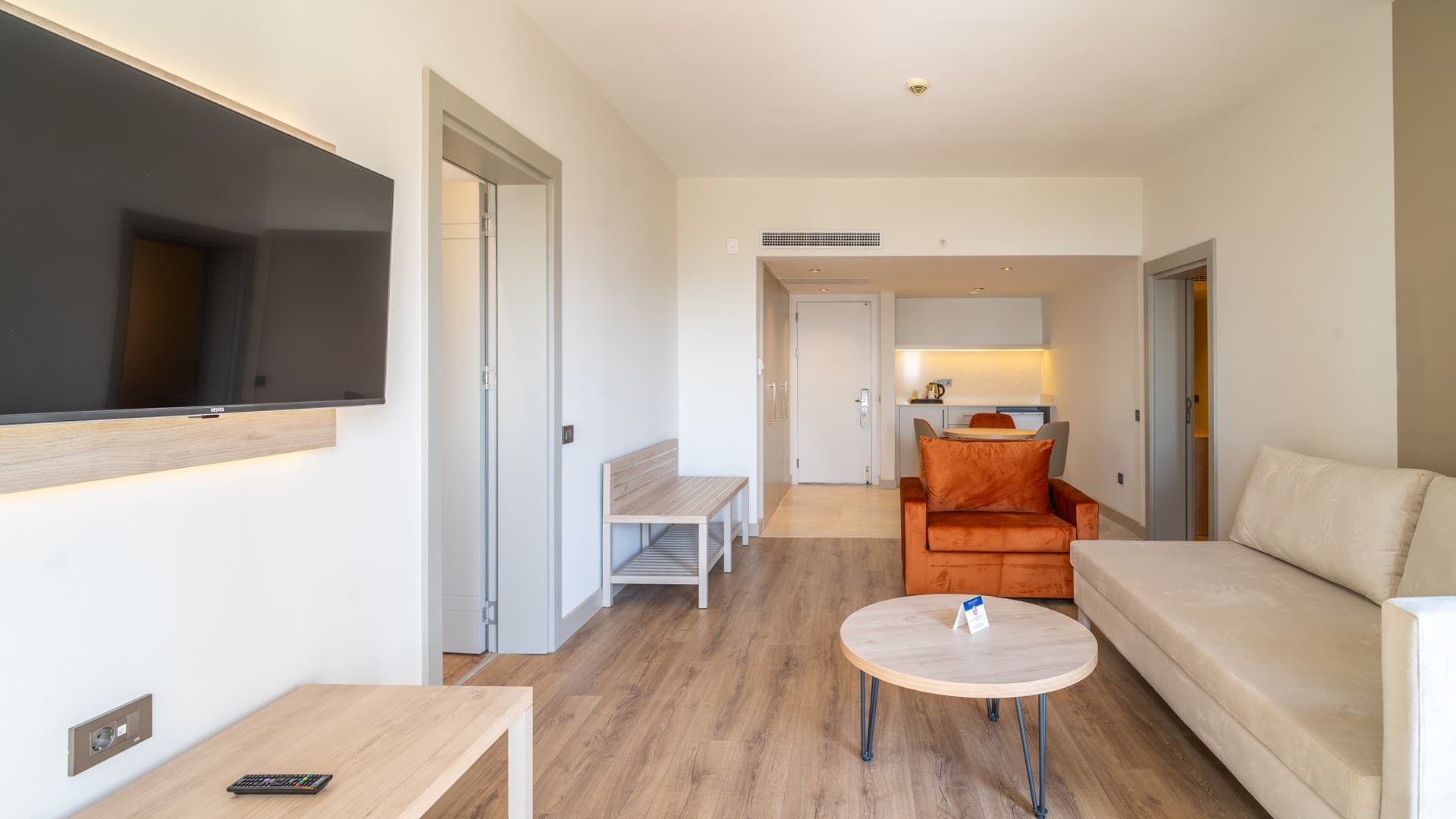 Deluxe Family Room 8
