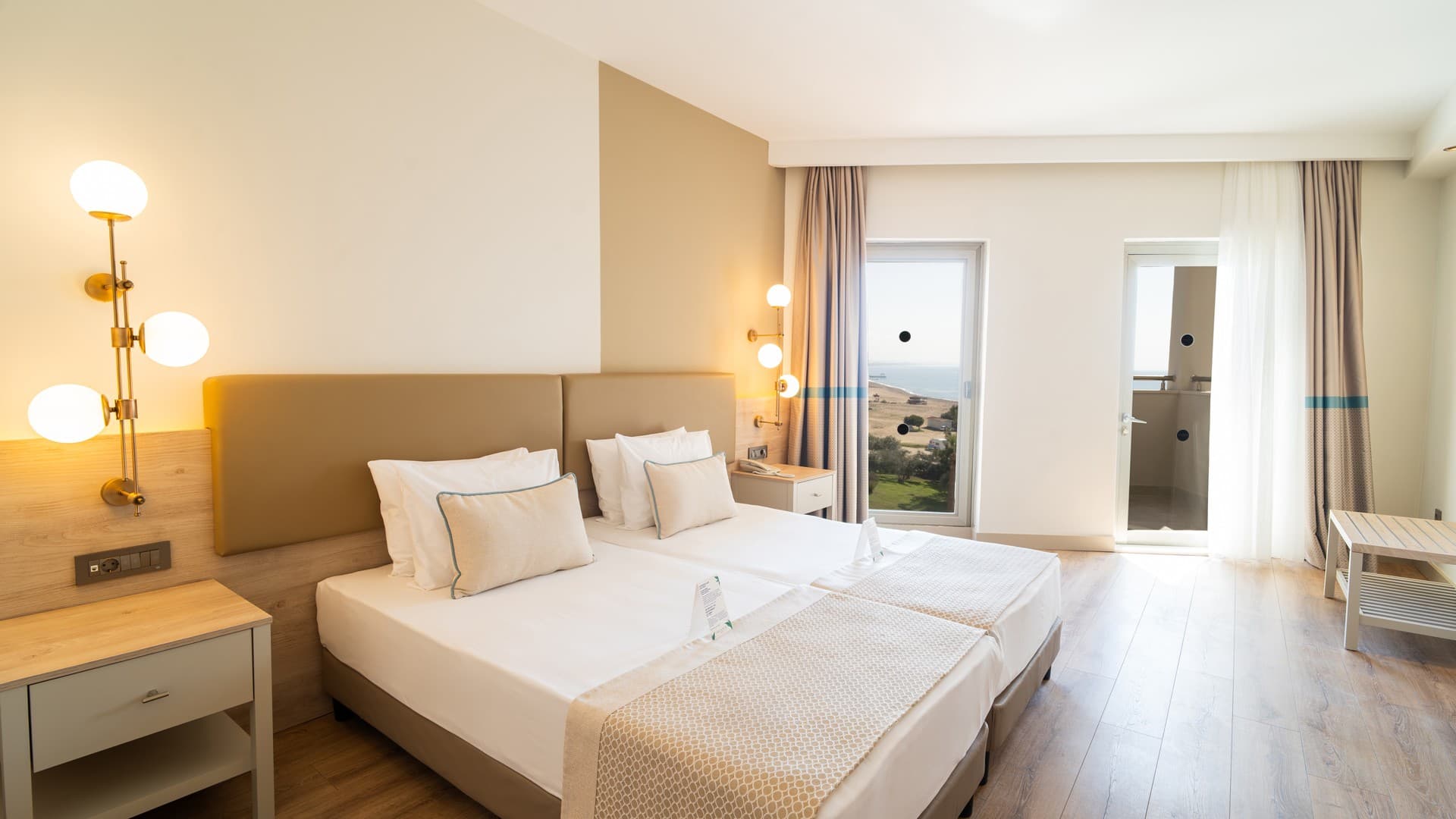 Deluxe Family Room 4