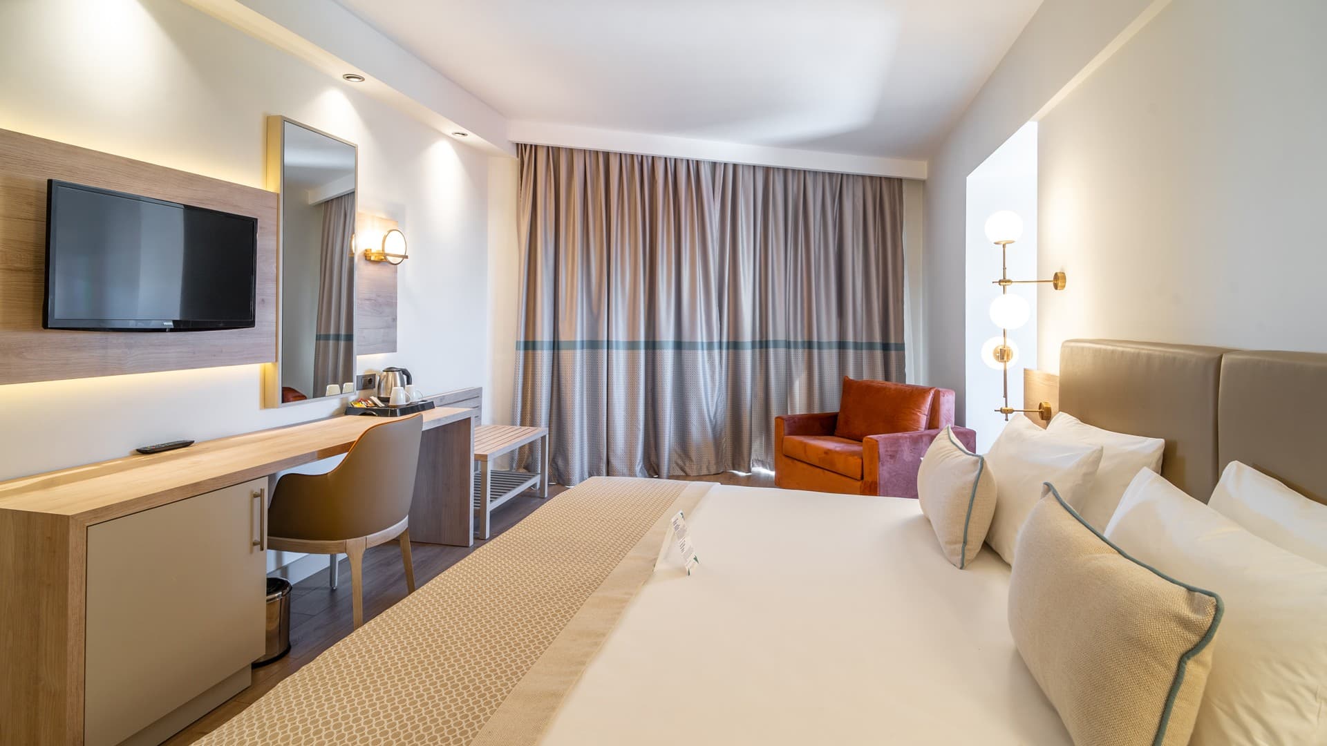 Deluxe Family Room 5