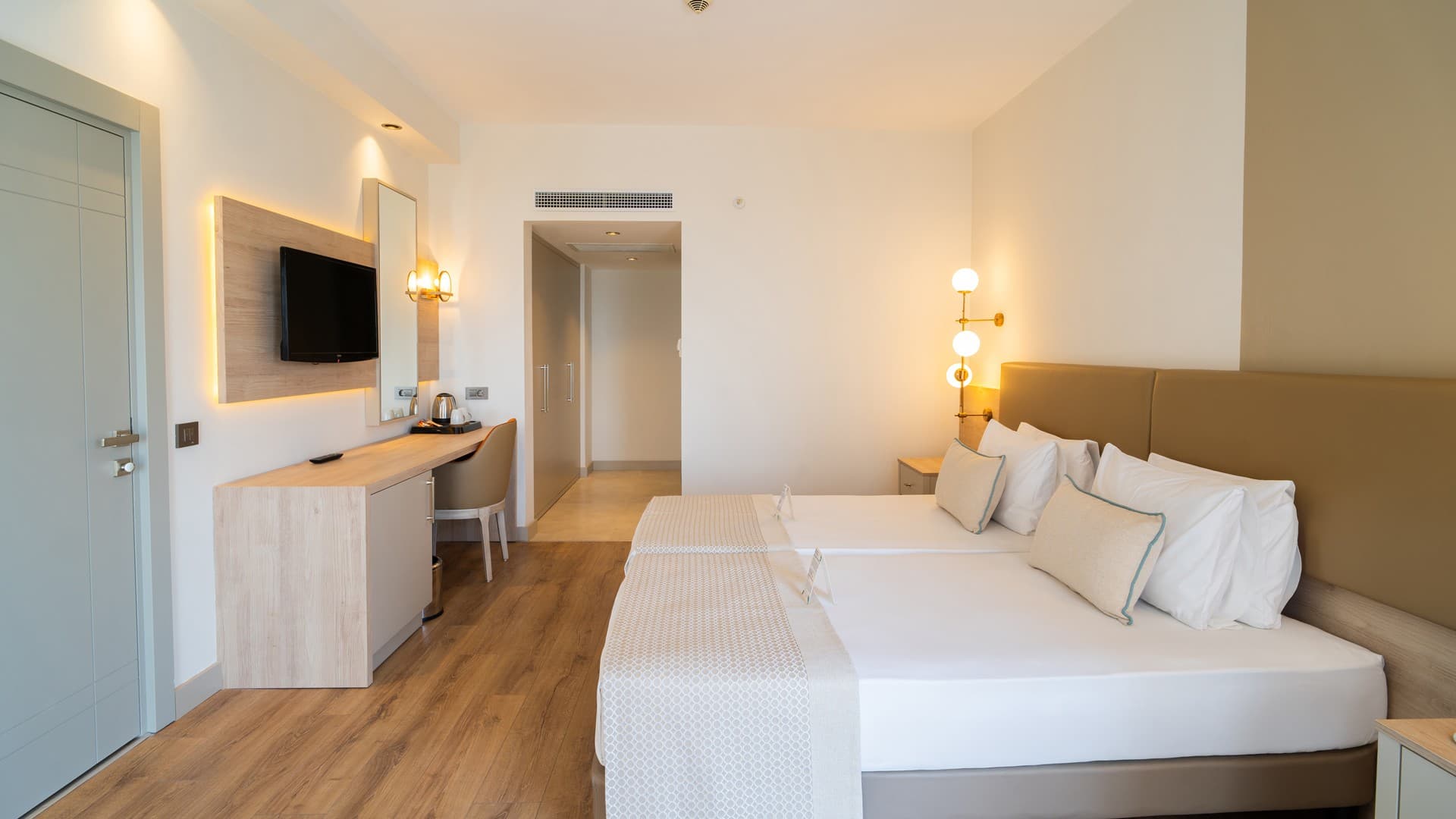 Deluxe Family Room 9